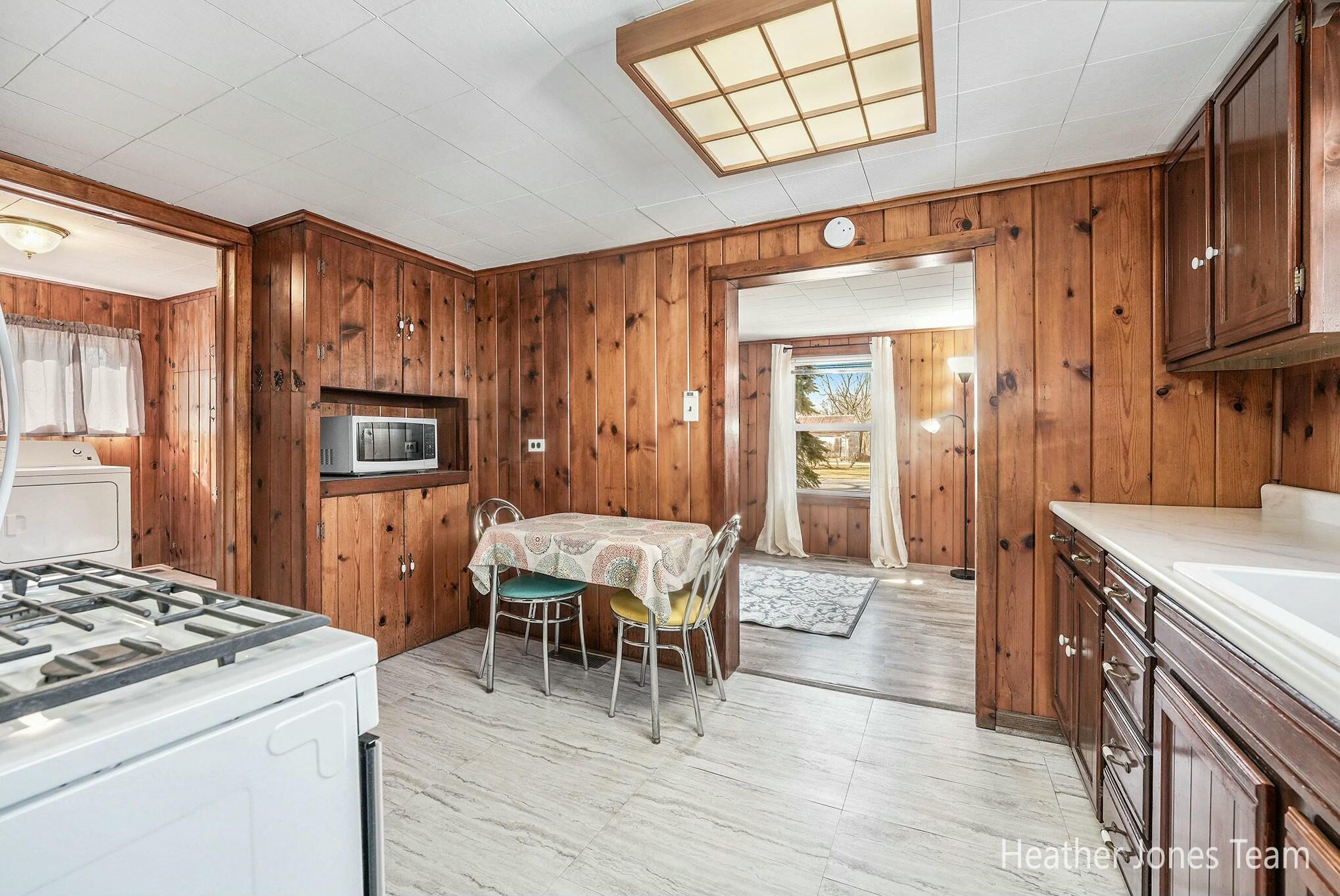 407 West Riverside Drive Ionia, MI 48846 - Photo 7 of 26 tempImageVxpGNz
