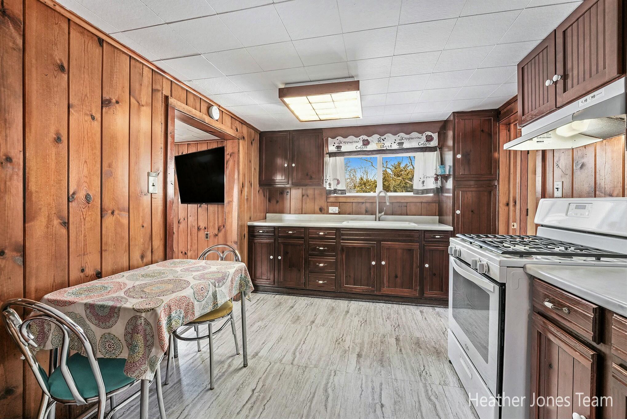 407 West Riverside Drive Ionia, MI 48846 - Photo 8 of 26 tempImageMx6gpE
