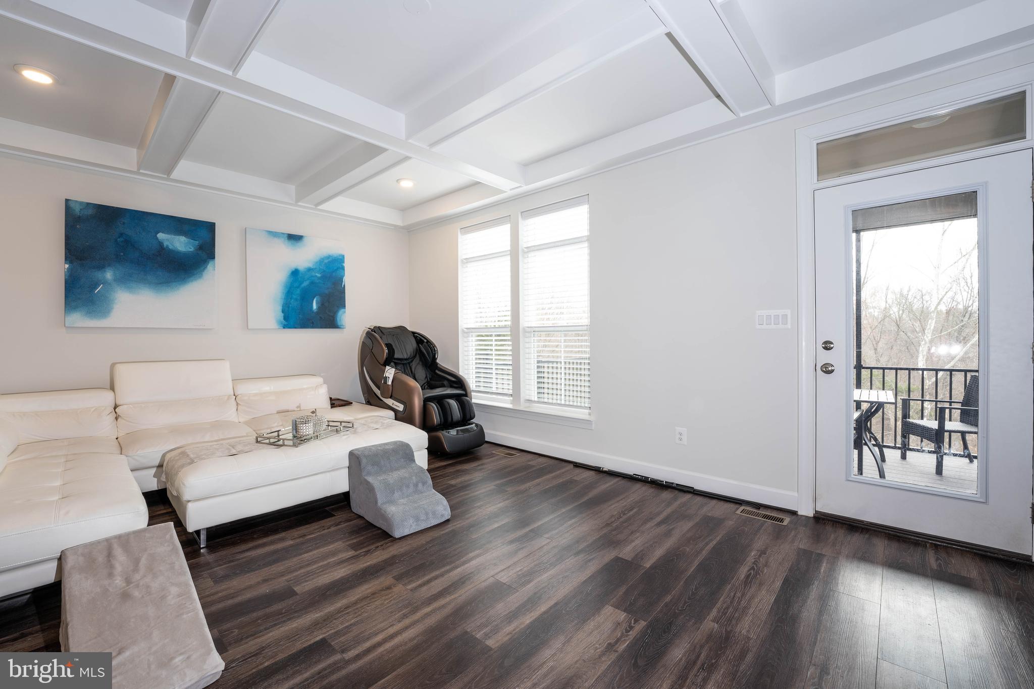 5207 Ridgeview Retreat Drive Chantilly, VA 20151 - Photo 3 of 28 a living room with furniture and a window
