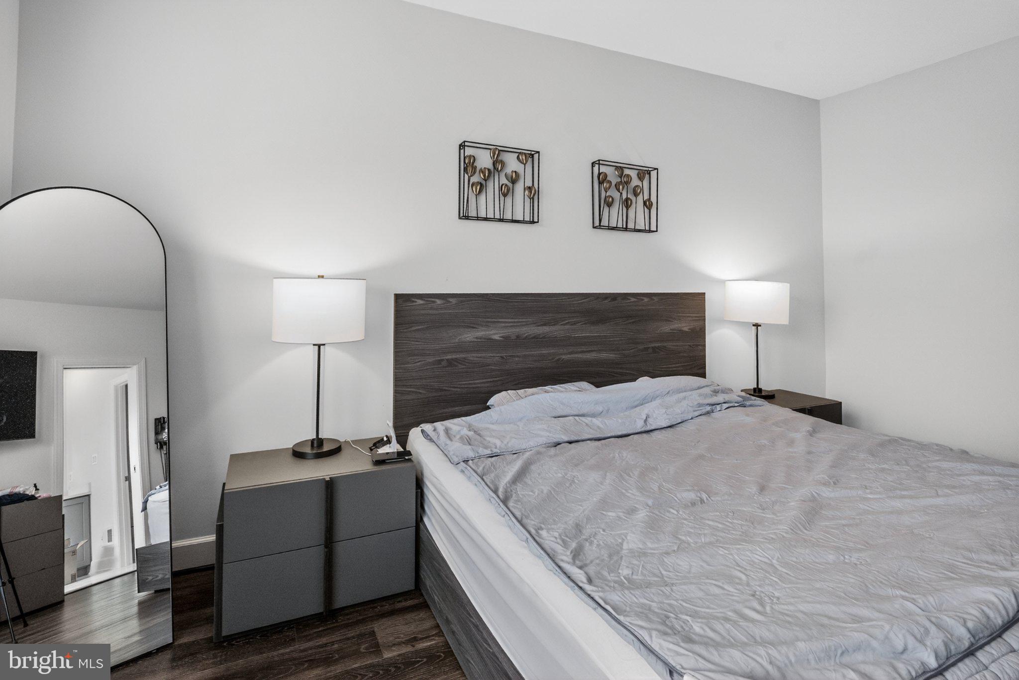 5207 Ridgeview Retreat Drive Chantilly, VA 20151 - Photo 10 of 54 a bedroom with a bed and a lamp