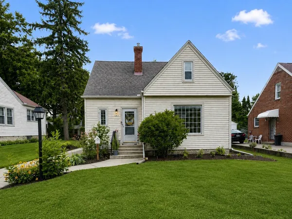 $199,900 | 325 Oak Knolls Avenue East, Rockford, IL 61107