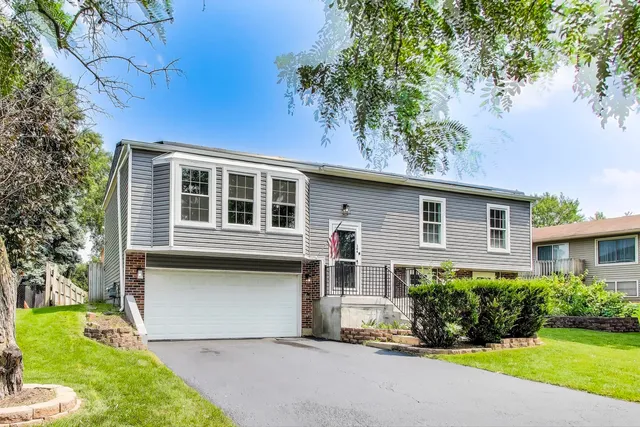 $384,900 | 304 North Pinecrest Road, Bolingbrook, IL 60440