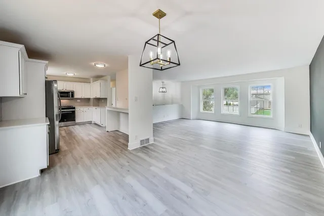 $384,900 | 304 North Pinecrest Road, Bolingbrook, IL 60440