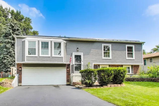 $384,900 | 304 North Pinecrest Road, Bolingbrook, IL 60440