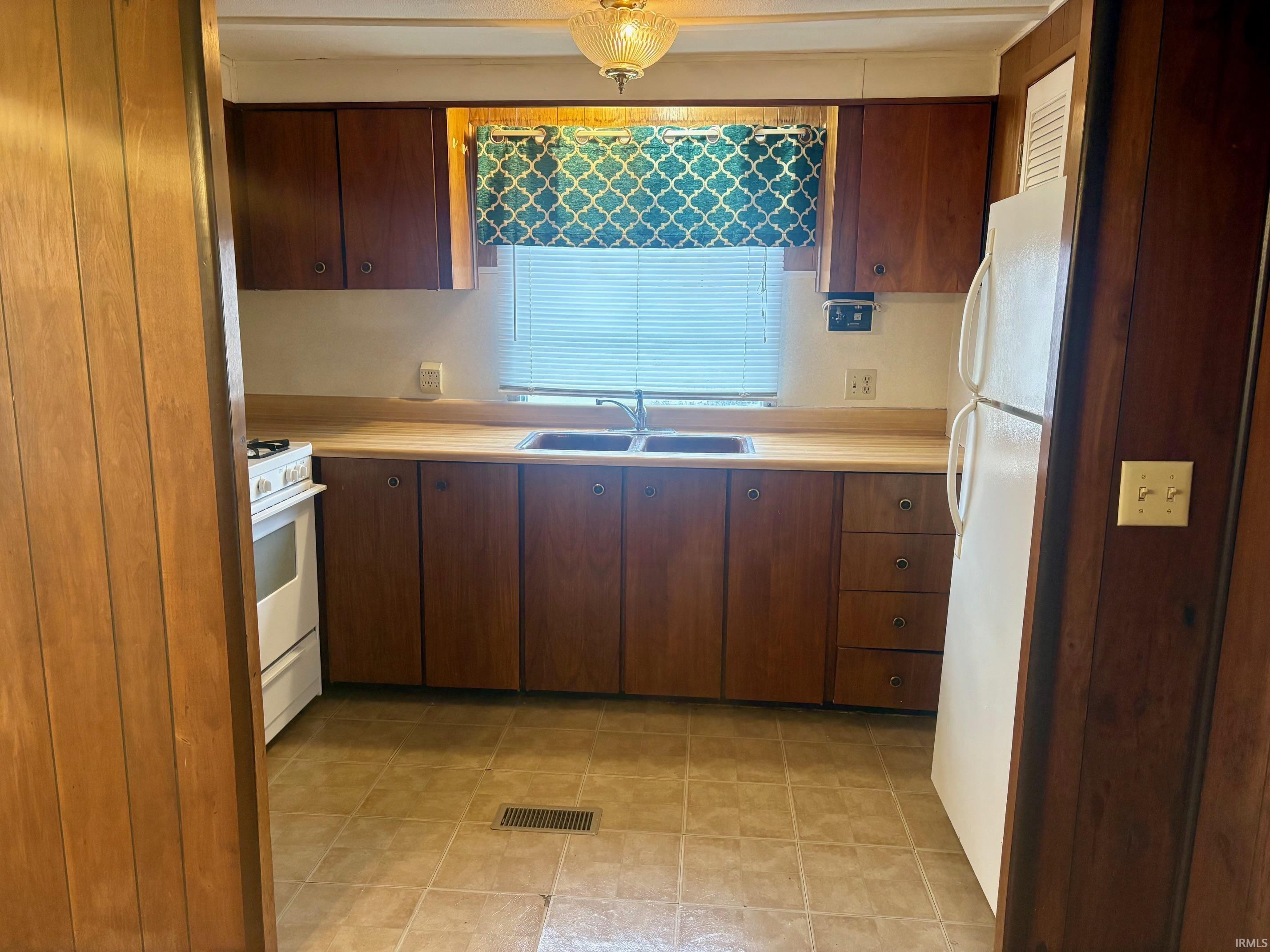 454 Maple Street Tipton, IN 46072 - Photo 9 of 17