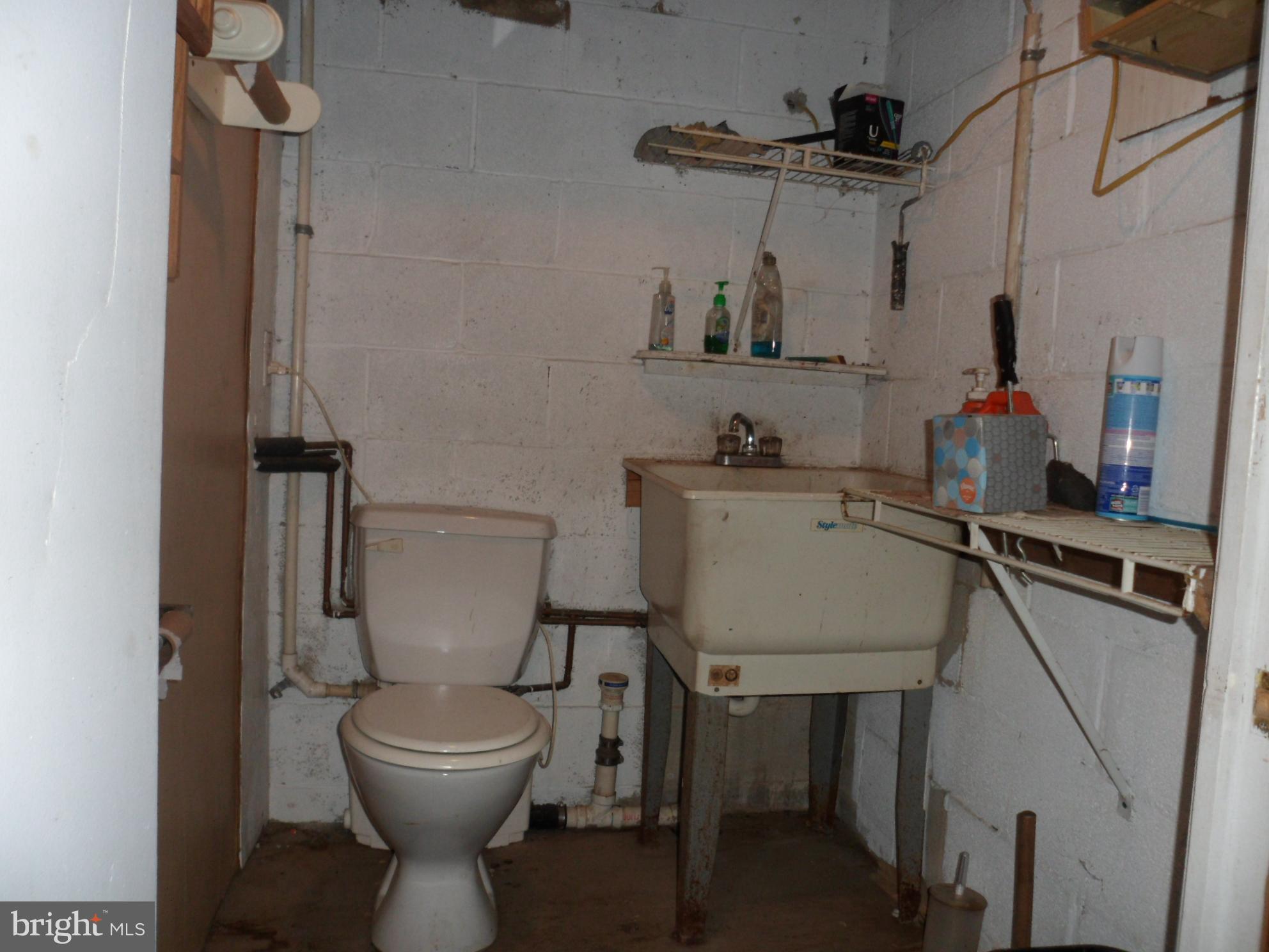 7548 Linglestown Road Harrisburg, PA 17112 - Photo 36 of 38 a bathroom with a toilet a sink and mirror