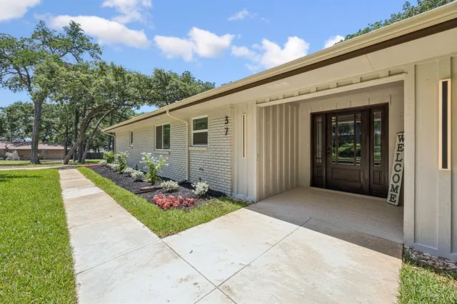 a front view of house with yard
