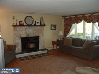 611 Elroy Road Souderton, PA 18964 - Photo 2 of 6 Living Room