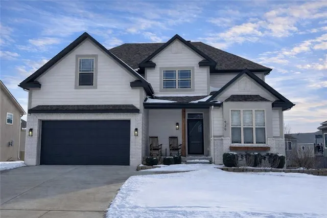 $484,000 | 929 Southwest 33rd Street, Lee's Summit, MO 64082