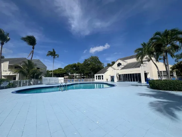 $1,700 | 3405 Northwest 44th Street, Unit 105, Lauderdale Lakes, FL 33309