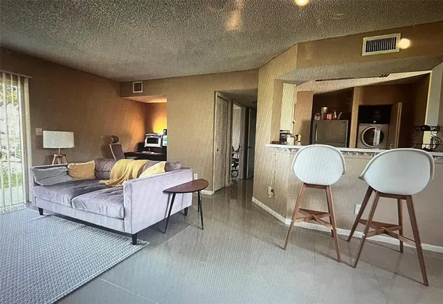 $1,700 | 3405 Northwest 44th Street, Unit 105, Lauderdale Lakes, FL 33309