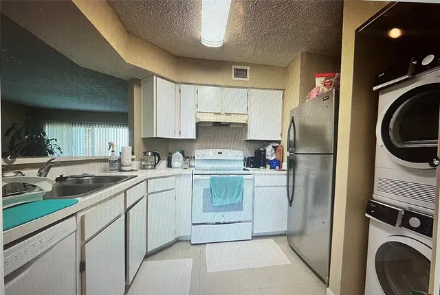 $1,700 | 3405 Northwest 44th Street, Unit 105, Lauderdale Lakes, FL 33309