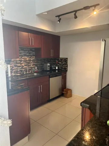 $1,700 | 3405 Northwest 44th Street, Unit 105, Lauderdale Lakes, FL 33309