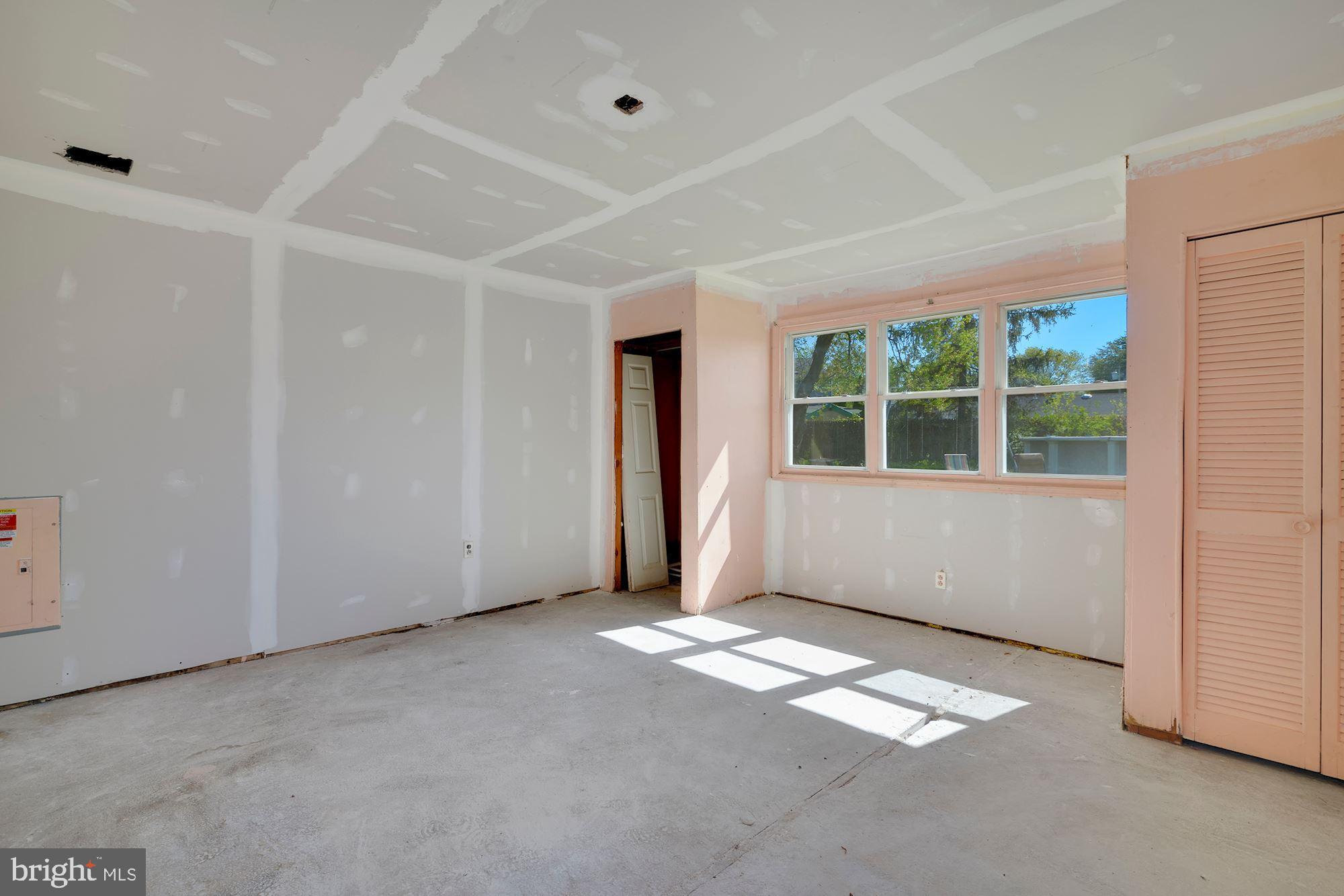 446 Flanders Road Bellmawr, NJ 08031 - Photo 13 of 29 an empty room with windows
