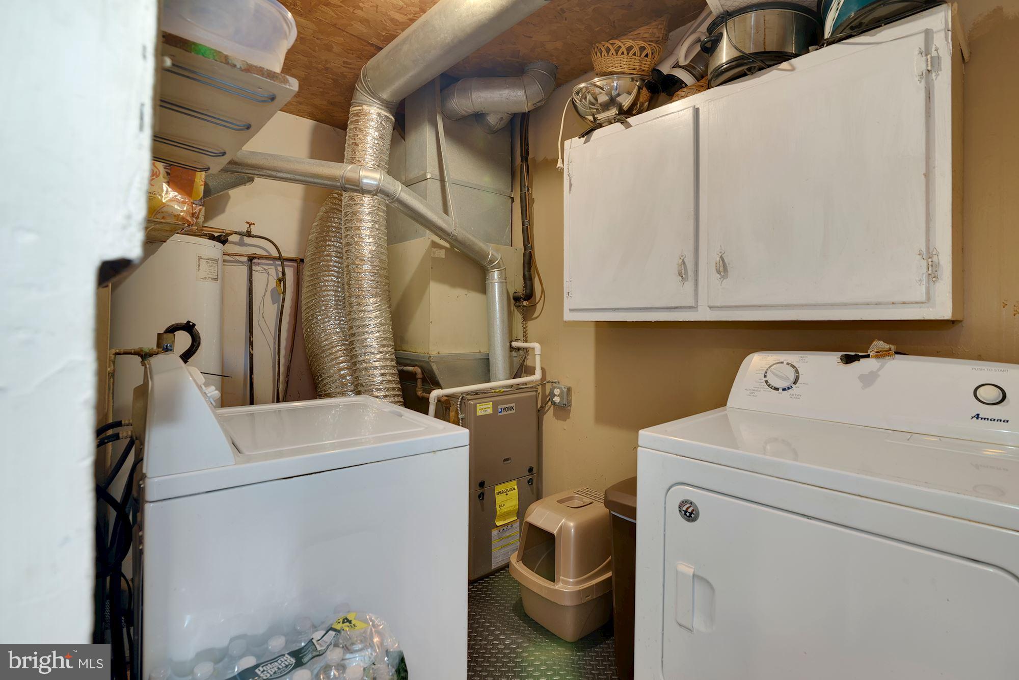 446 Flanders Road Bellmawr, NJ 08031 - Photo 19 of 29 a utility room with dryer and washer