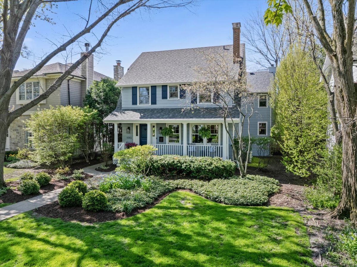 a view of an house with backyard and garden