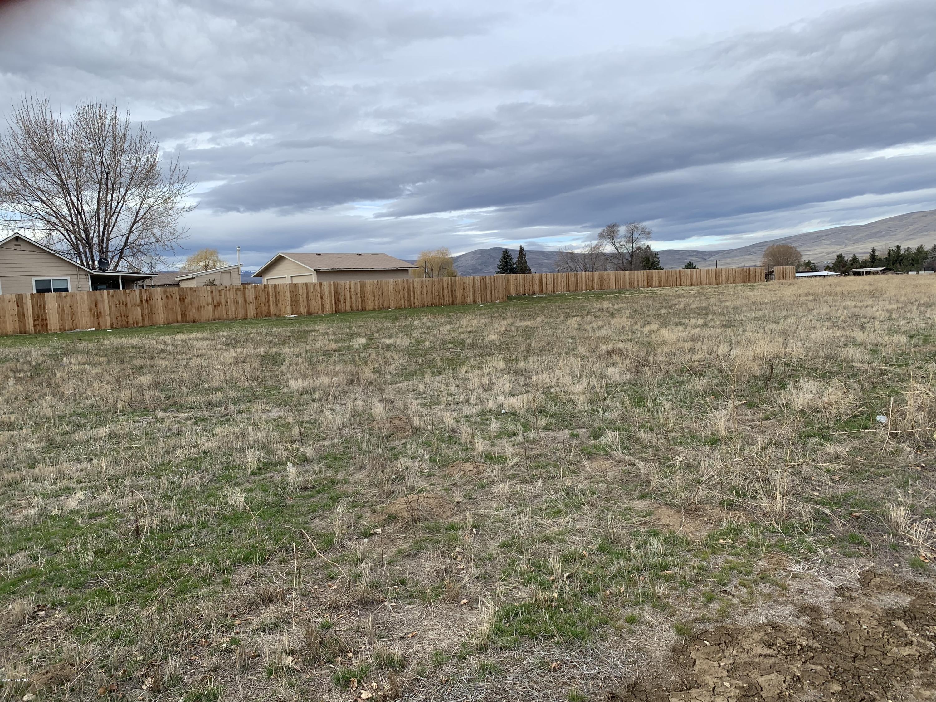15095 Fisk Road Yakima, WA 98908 - Photo 1 of 2 a view of a lake view