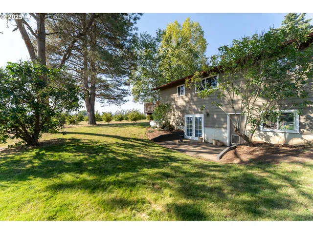 a view of an outdoor space