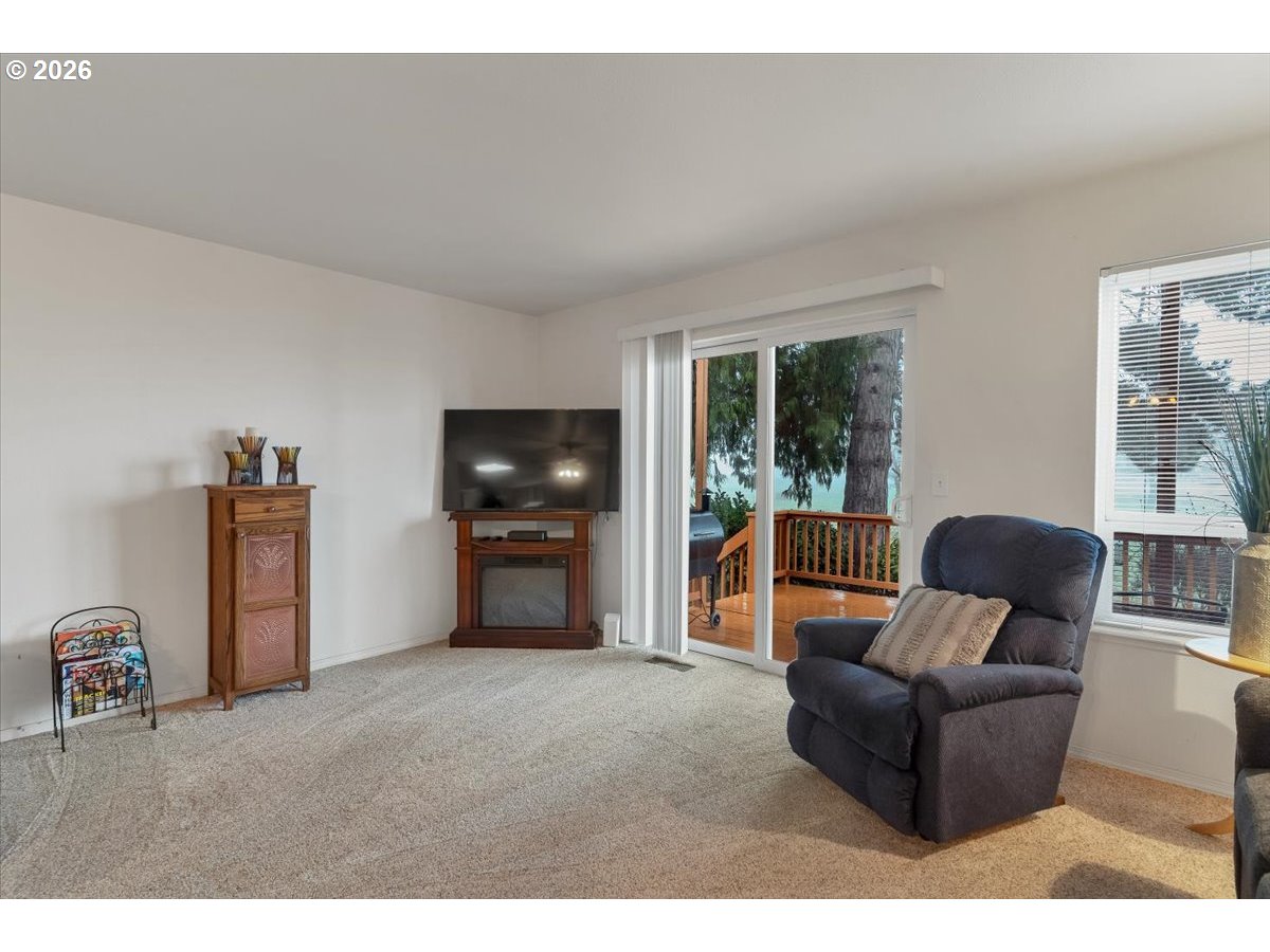 468 Harris Lane Oregon City, OR 97045 - Photo 13 of 34 a living room with furniture and a flat screen tv