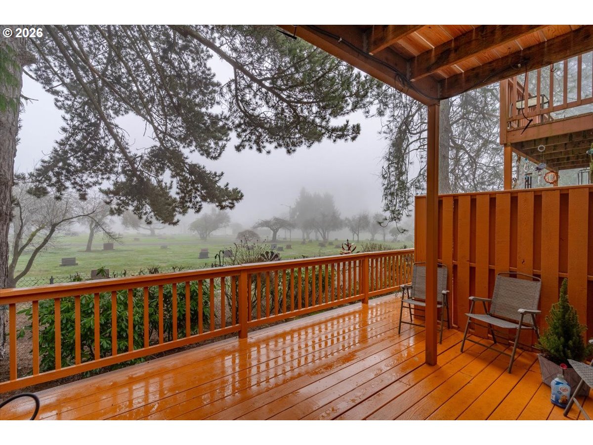 468 Harris Lane Oregon City, OR 97045 - Photo 29 of 34 a view of balcony with furniture