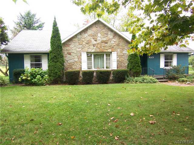 Exterior Front LARGE COUNTRY RANCH CLOSE TO TOWN!