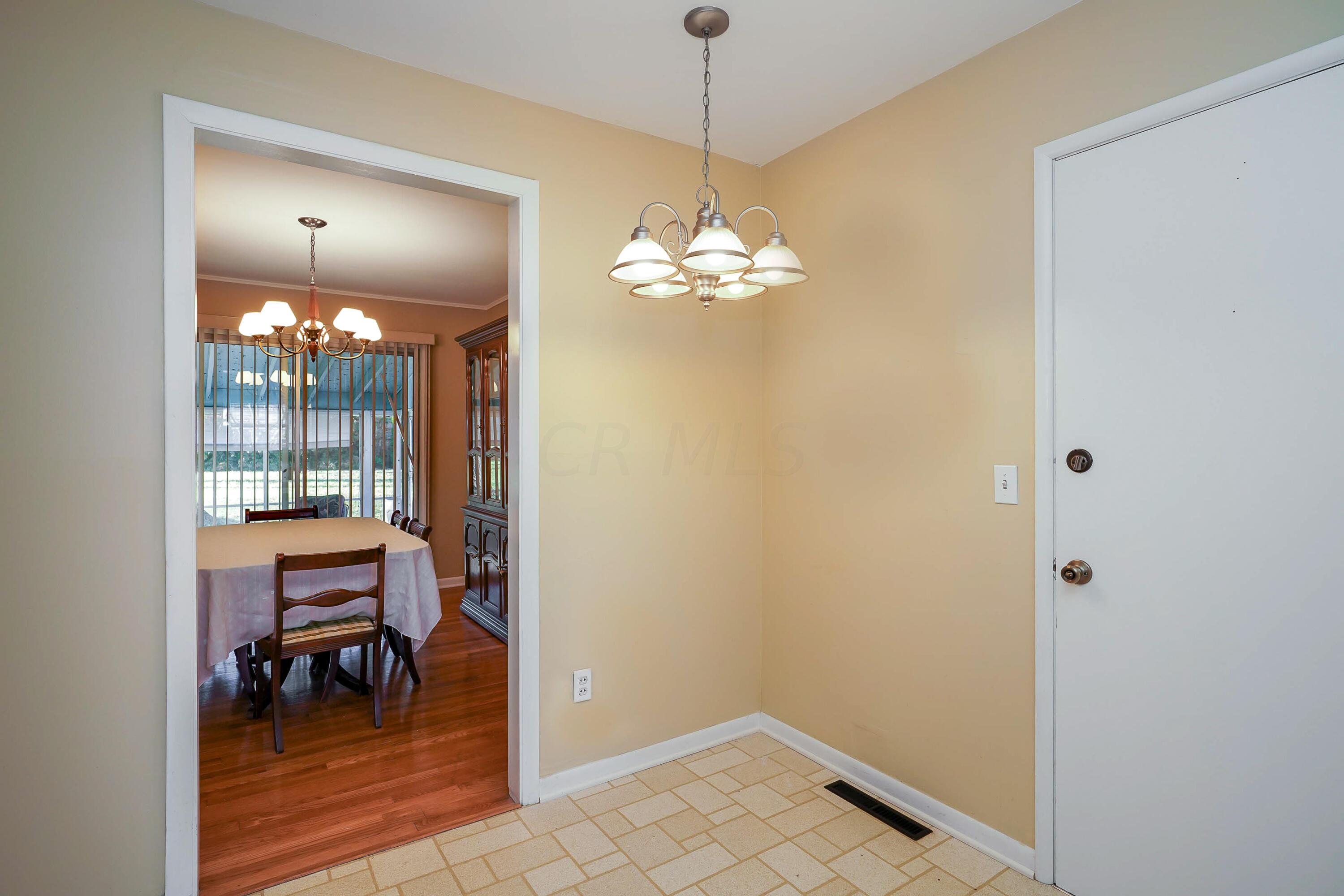 413 Darbyhurst Road Columbus, OH 43228 - Photo 13 of 34 Eating Area