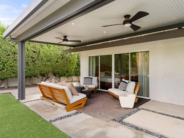 a outdoor space with patio furniture and a ceiling fan