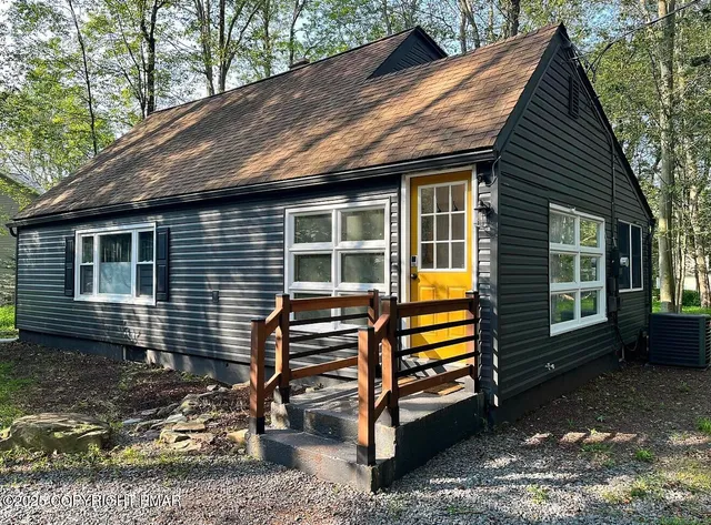 $2,400 | 452 Stillwater Drive, Pocono Summit, PA 18346