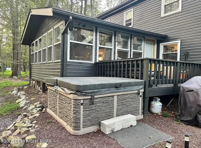 $2,400 | 452 Stillwater Drive, Pocono Summit, PA 18346