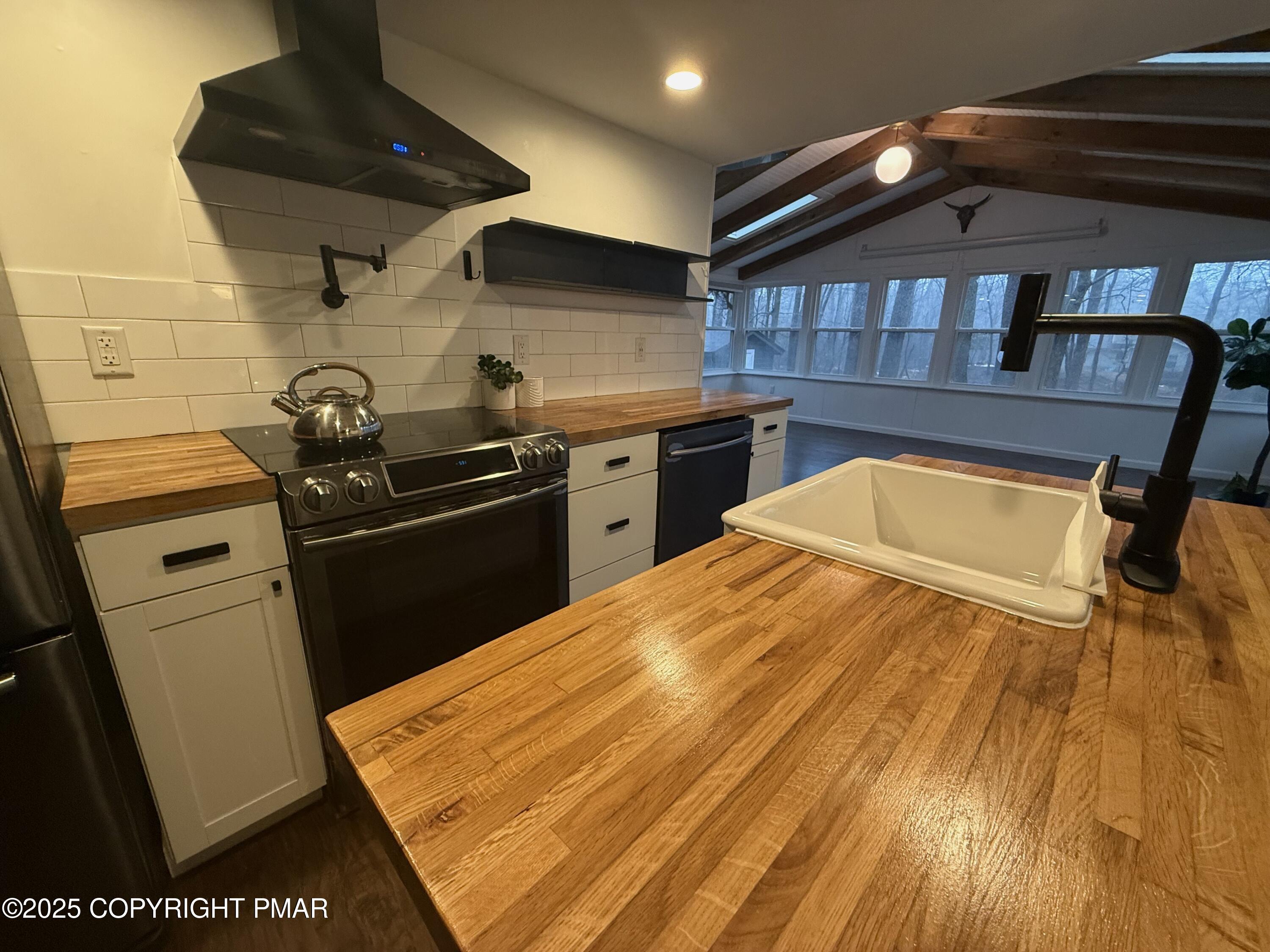 452 Stillwater Drive Pocono Summit, PA 18346 - Photo 7 of 26 Kitchen