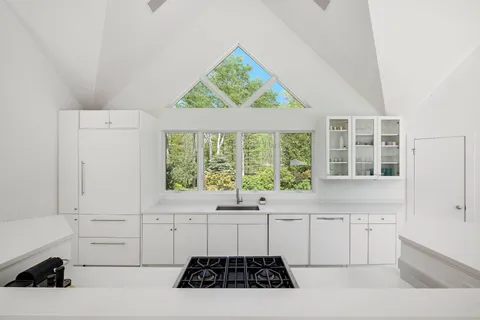 $4,100,000 | 5 Ely Brook To Hands Creek Road, East Hampton, NY 11937