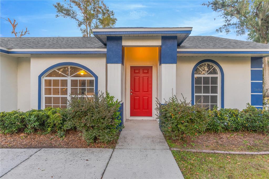 601 Parsons Reserve Court Seffner, FL 33584 - Photo 2 of 21 a front view of a house with garden