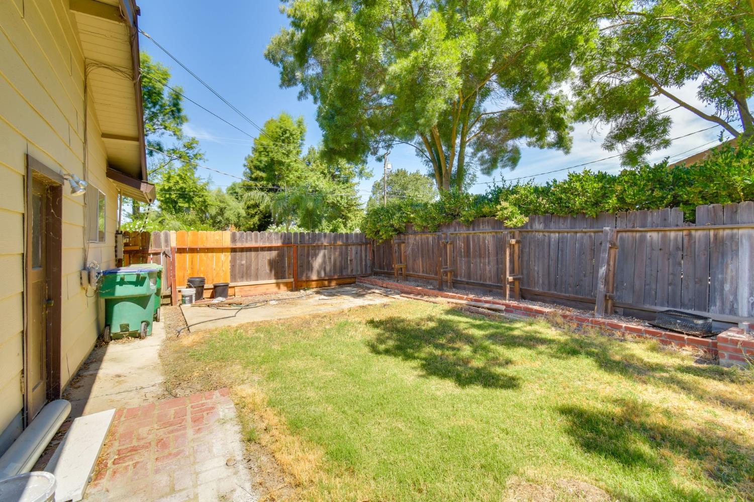 6034 Country Club Place Merced, CA 95340 - Photo 15 of 16 a view of a backyard with table and chairs and a large tree