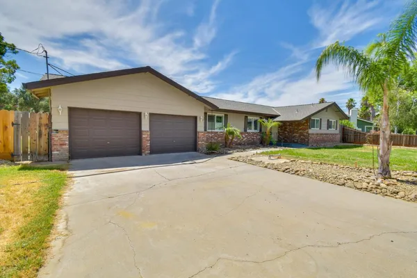 a front view of house with yard and garage