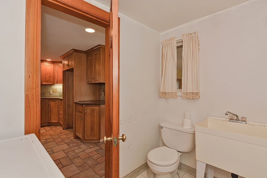 12 Ridgeview Road Sturbridge, MA 01566 - Photo 11 of 40 a bathroom with a toilet a sink and mirror