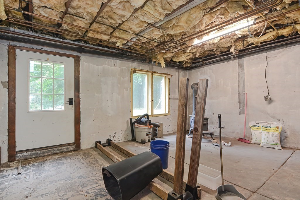 12 Ridgeview Road Sturbridge, MA 01566 - Photo 33 of 40 a living room with furniture