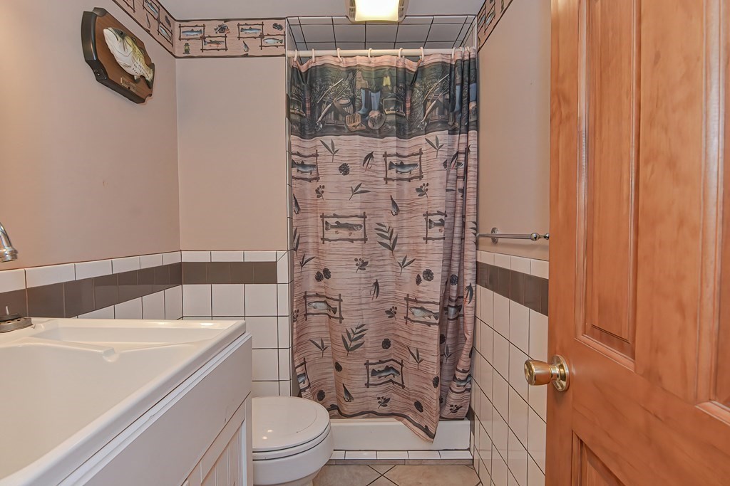 12 Ridgeview Road Sturbridge, MA 01566 - Photo 37 of 40 a bathroom with a shower a toilet and sink