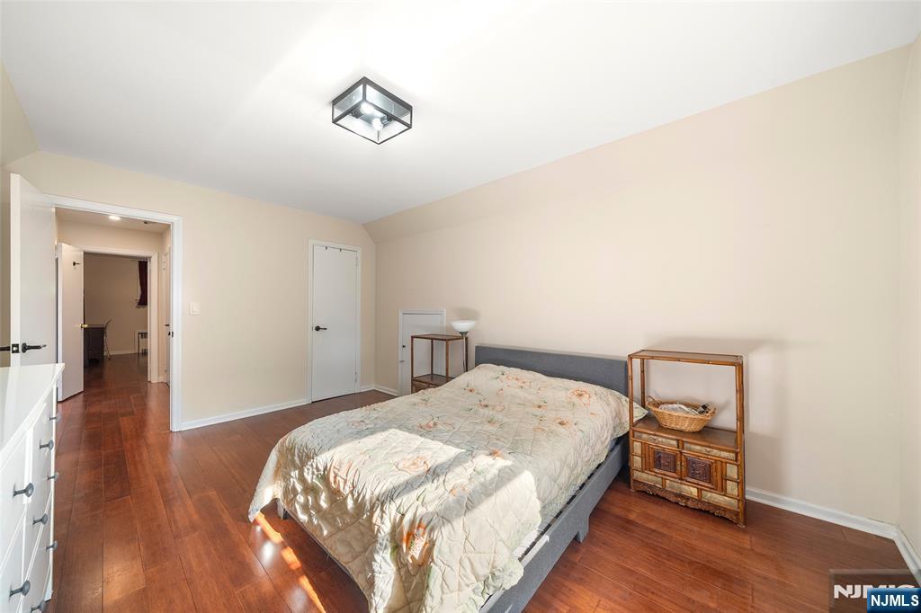 553 Ray Avenue Ridgefield, NJ 07657 - Photo 16 of 27 Gallery Image 16