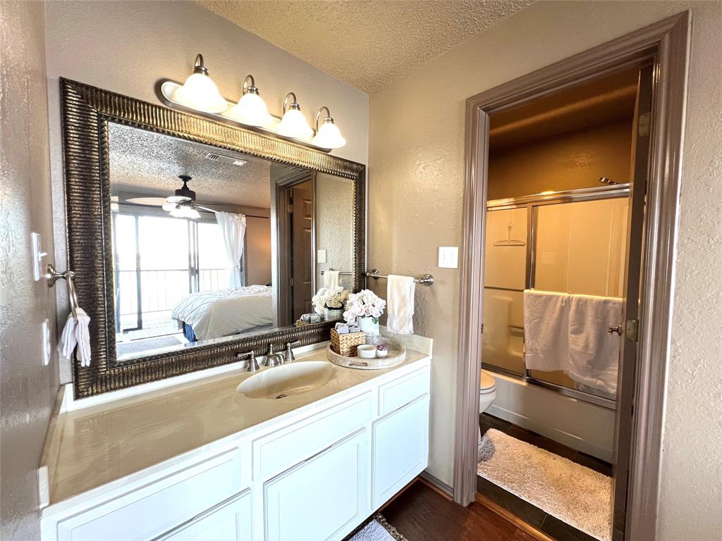 3123 Hells Gate Loop, Unit 45 Strawn, TX 76475 - Photo 16 of 30 a en suite bathroom with a sink and a mirror