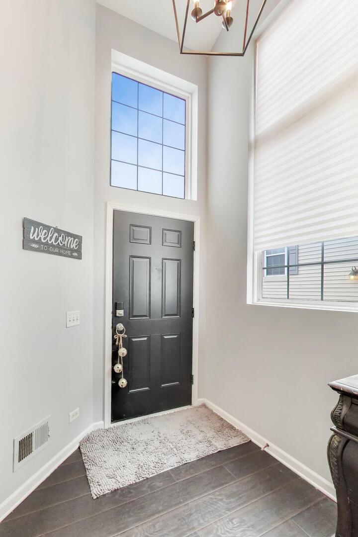 2325 Georgetown Circle Aurora, IL 60503 - Photo 3 of 40