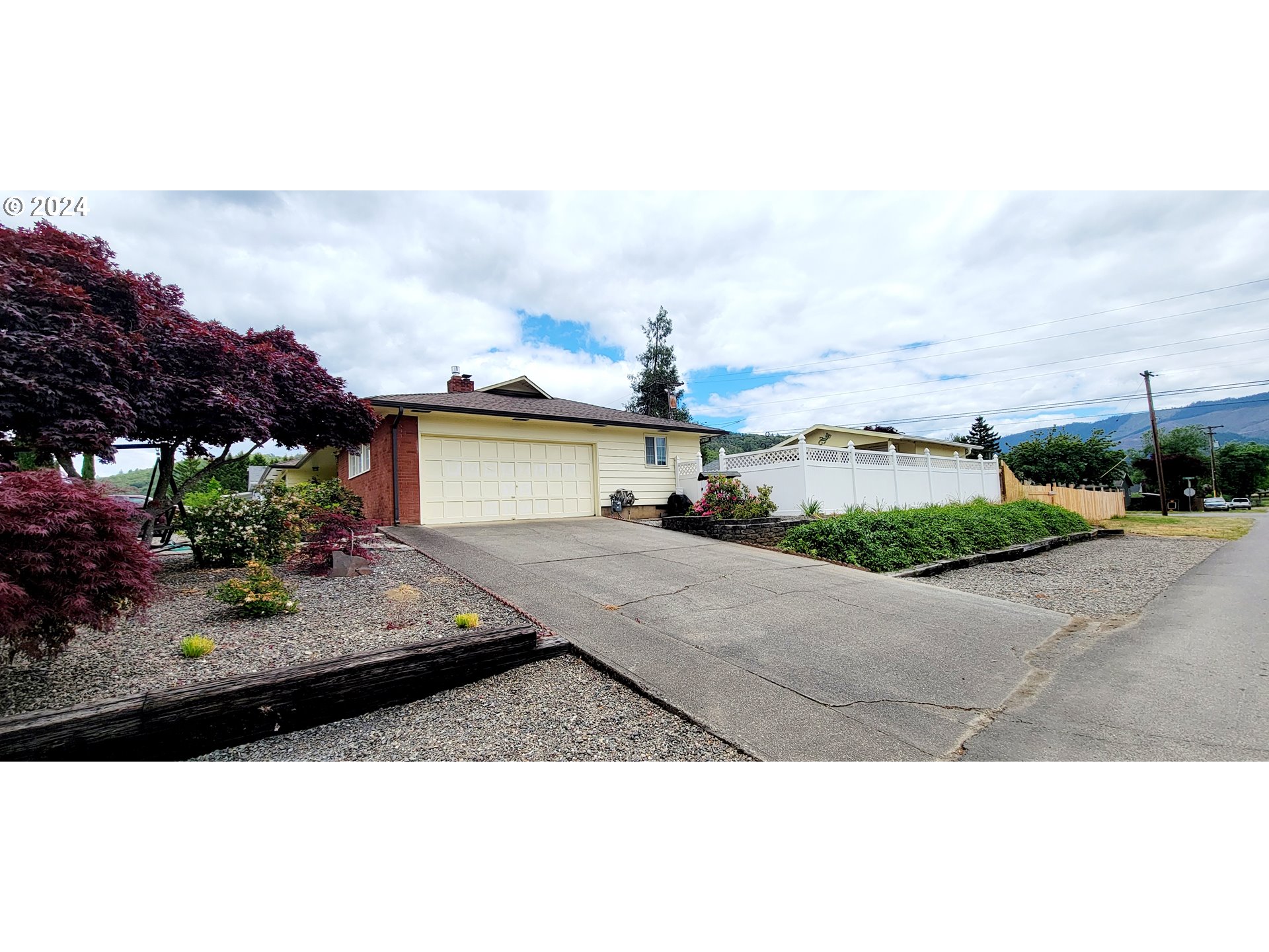 611 East 3rd Avenue Riddle, OR 97469 - Photo 3 of 42 a view of a house with a street