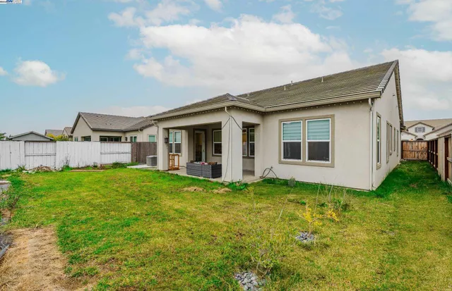 a view of a house with backyard