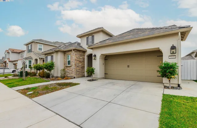 a view of a house with a outdoor space