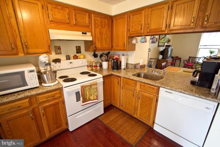 1635 Fieldthorn Drive Reston, VA 20194 - Photo 6 of 20 Kitchen