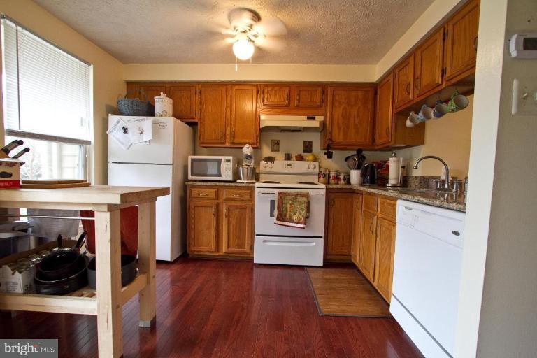 1635 Fieldthorn Drive Reston, VA 20194 - Photo 7 of 20 Kitchen #2