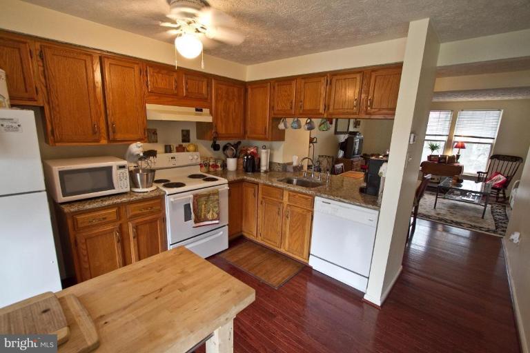 1635 Fieldthorn Drive Reston, VA 20194 - Photo 8 of 20 Kitchen #3