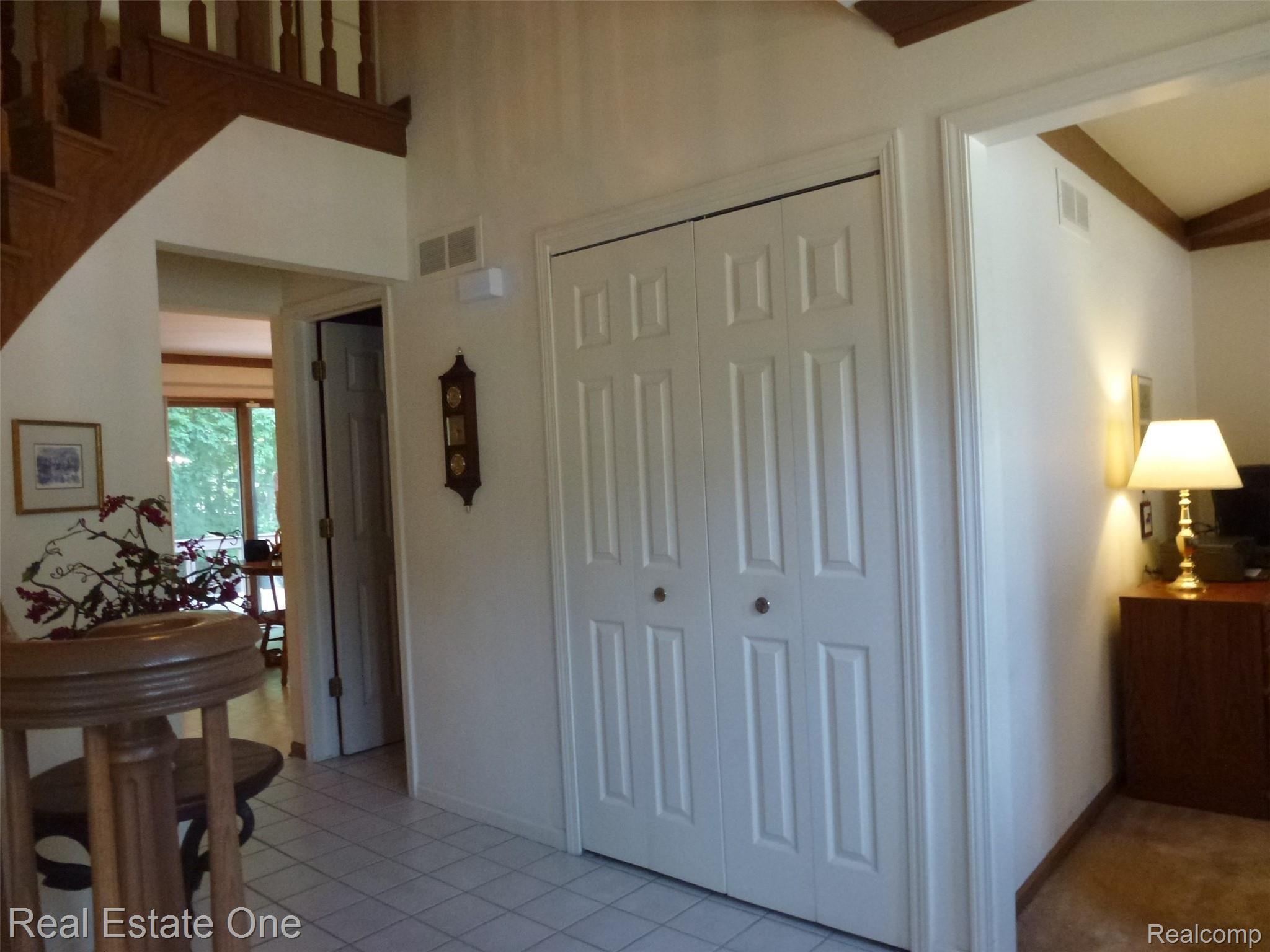 634 Shellbourne Drive Rochester, MI 48309 - Photo 11 of 52 P1070123.JPG Foyer with Ceramic Floor