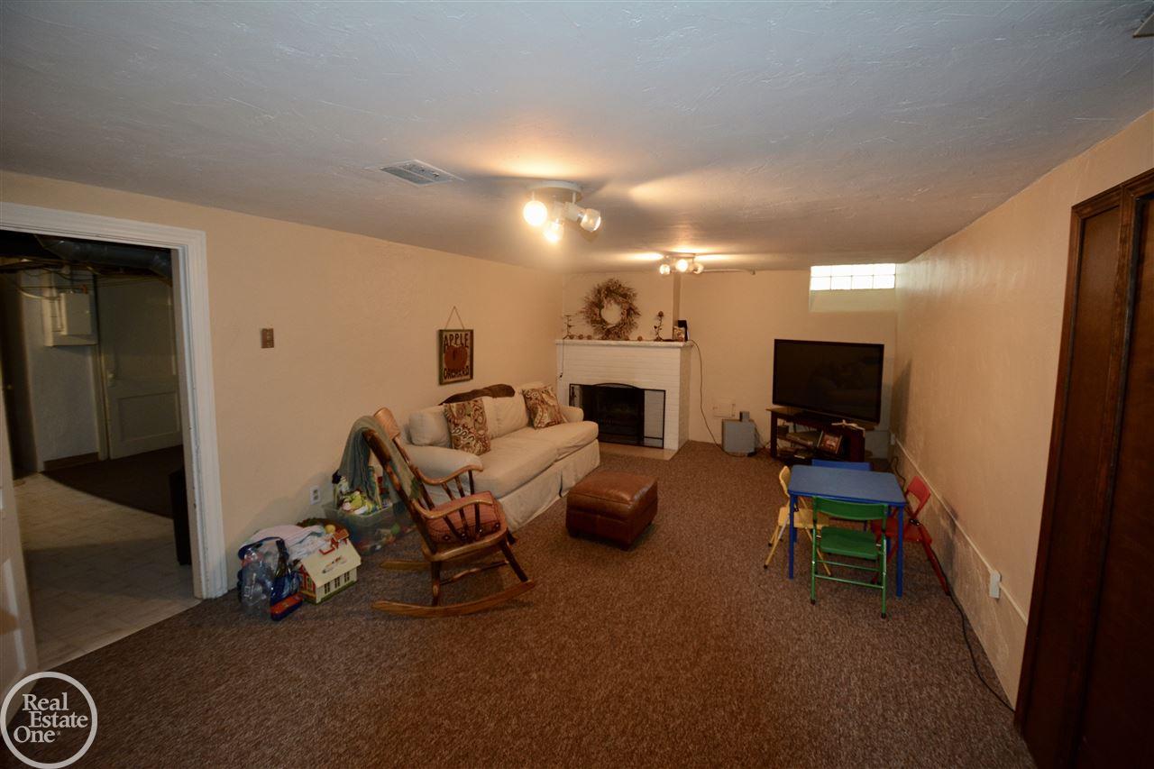 385 Moran Road Grosse Pointe, MI 48236 - Photo 31 of 33 31316318-30.JPG
