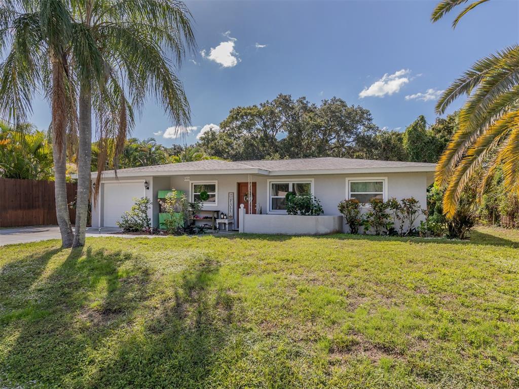 3616 Roslyn Road Venice, FL 34293 - Photo 1 of 1 a front view of house with yard and green space