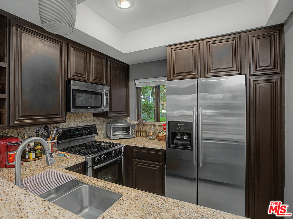 8675 Falmouth Avenue, Unit 110 Playa del Rey, CA 90293 - Photo 4 of 32